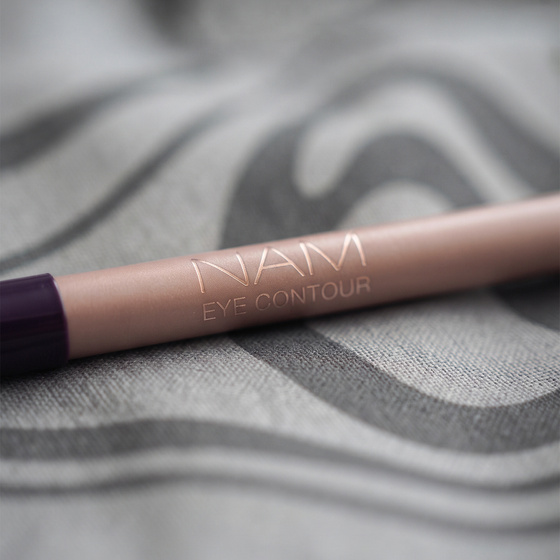 Kliknij na zdjęcie, aby je powiększyć NAM Eye Contour Augenstift mit Schwämmchen 6 Plum 0,8 g