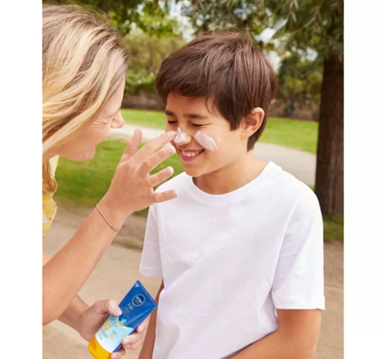 Kliknij na zdjęcie, aby je powiększyć NIVEA SUN KIDS ULTRA PROTECT & PLAY SCHÜTZENDE SONNENLOTION FÜR KINDER SPF 50+ 150ML