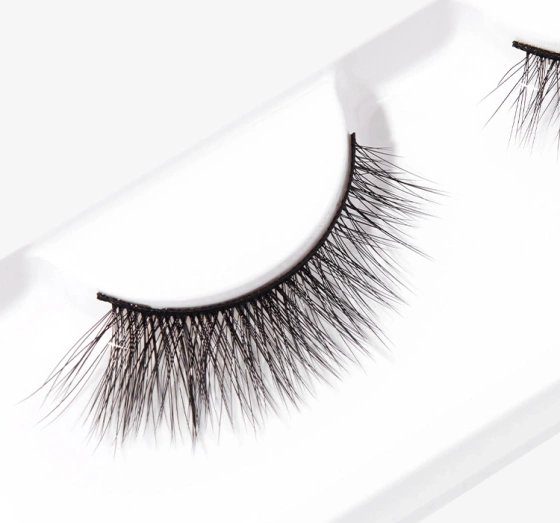 Kliknij na zdjęcie, aby je powiększyć MAKEUP REVOLUTION X EMILY IN PARIS KÜNSTLICHE WIMPERN AUF STREIFEN