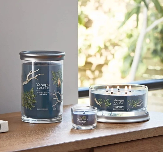 Kliknij na zdjęcie, aby je powiększyć Yankee Candle Signature Tumbler Große Duftkerze Bayside Cedar 567 g